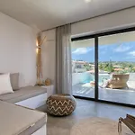 Crystal Waters Otel
