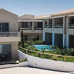 Crystal Waters Otel