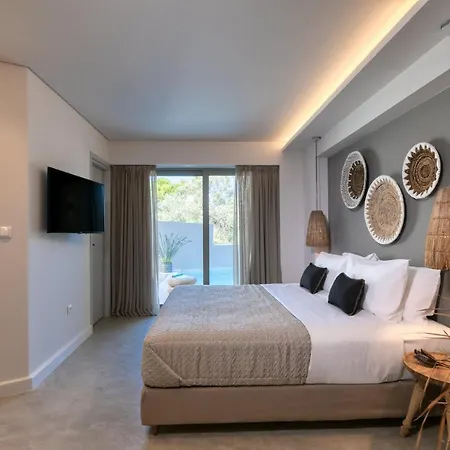 Crystal Waters Hotel