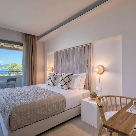 Crystal Waters Otel