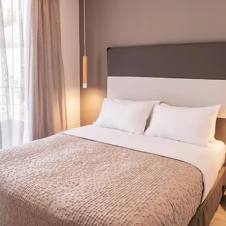 Crystal Waters Otel