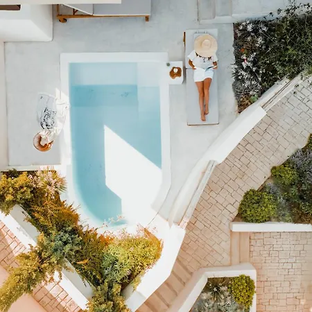 Crystal Waters Hotel Nikiana
