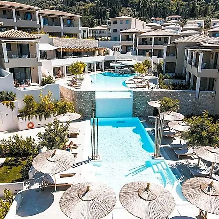 Crystal Waters Hotel